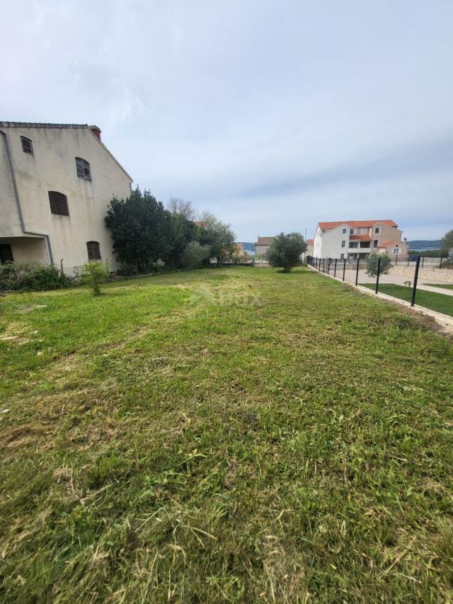 BIOGRAD NA MORU – Eine seltene Gelegenheit: ein Haus mit großem Grundstück im Herzen von Biograd na 