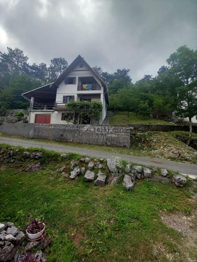 GORSKI KOTAR, LIČ - Einfamilienhaus mit Garage und Garten in der Nähe des Sees in Fužine! GELEGENHEI