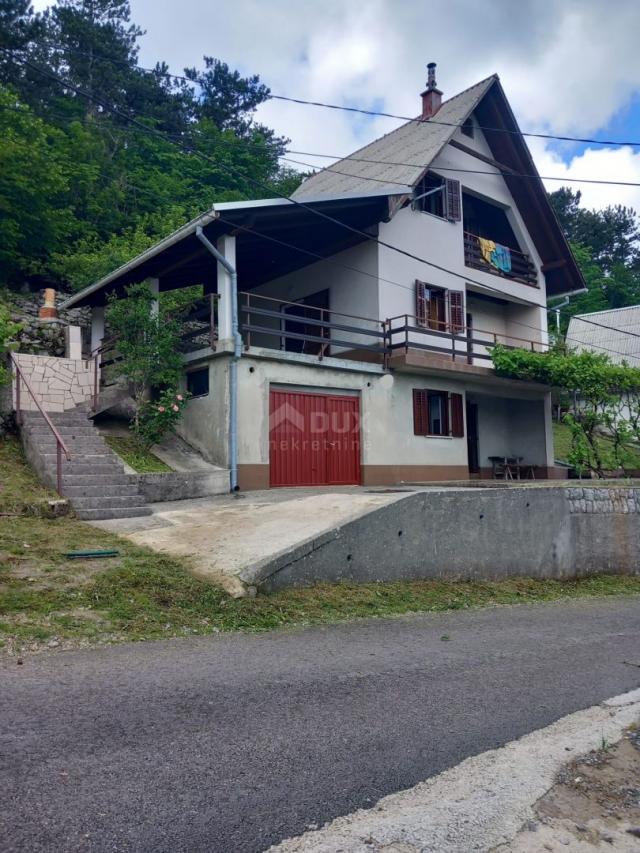 GORSKI KOTAR, LIČ - Einfamilienhaus mit Garage und Garten in der Nähe des Sees in Fužine! GELEGENHEI