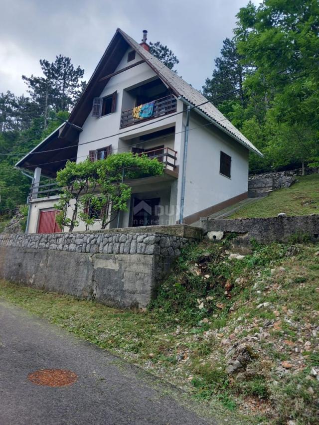 GORSKI KOTAR, LIČ - Einfamilienhaus mit Garage und Garten in der Nähe des Sees in Fužine! GELEGENHEI