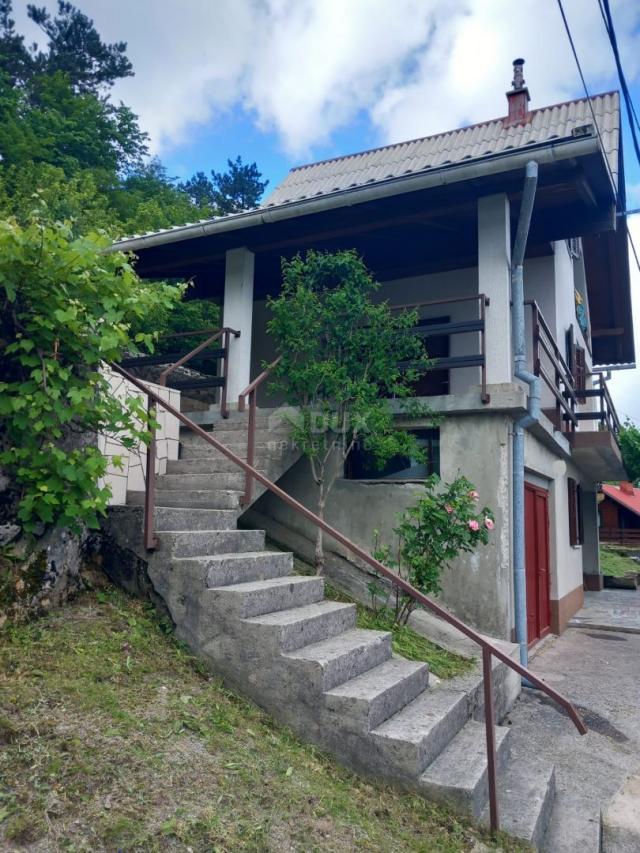 GORSKI KOTAR, LIČ - Einfamilienhaus mit Garage und Garten in der Nähe des Sees in Fužine! GELEGENHEI