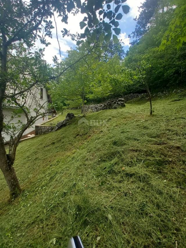 GORSKI KOTAR, LIČ - Einfamilienhaus mit Garage und Garten in der Nähe des Sees in Fužine! GELEGENHEI