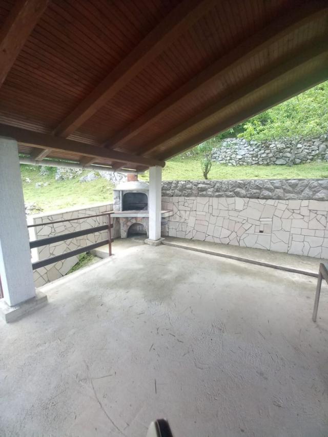 GORSKI KOTAR, LIČ - Einfamilienhaus mit Garage und Garten in der Nähe des Sees in Fužine! GELEGENHEI