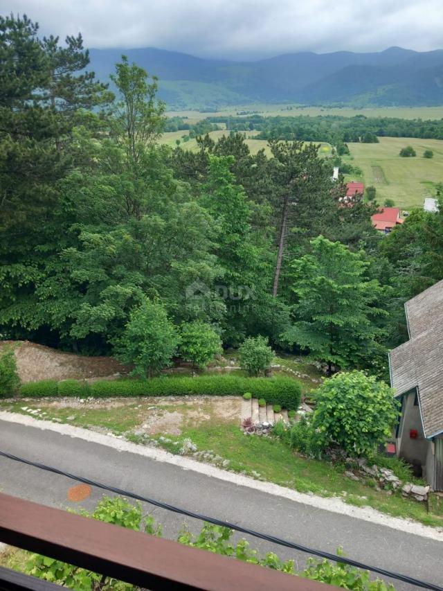 GORSKI KOTAR, LIČ - Einfamilienhaus mit Garage und Garten in der Nähe des Sees in Fužine! GELEGENHEI