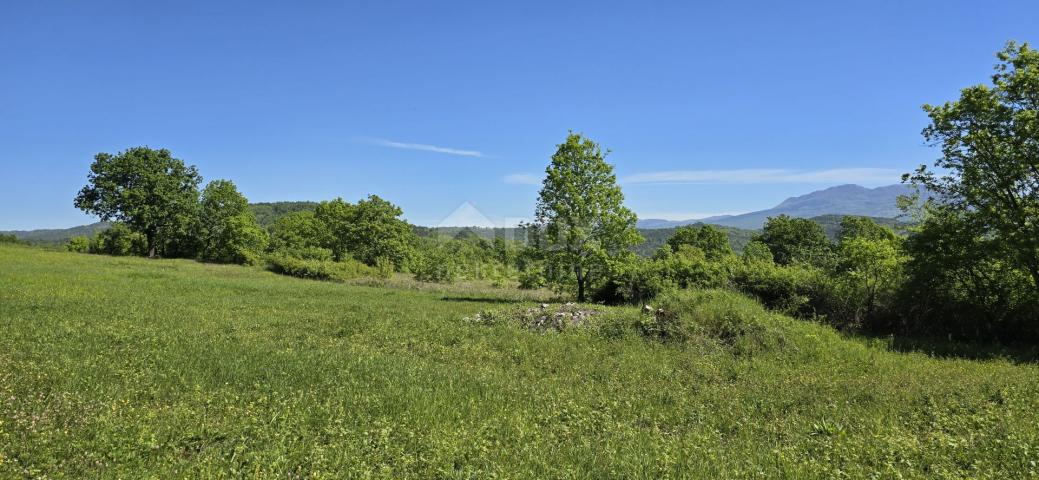 ISTRIEN, PIĆAN - Grundstück mit Baugenehmigung und freiem Blick auf Učka