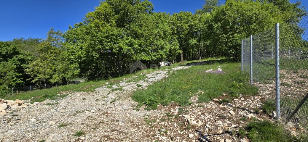 ISTRIEN, PIĆAN - Grundstückskomplex mit Genehmigung am Rande des Dorfes