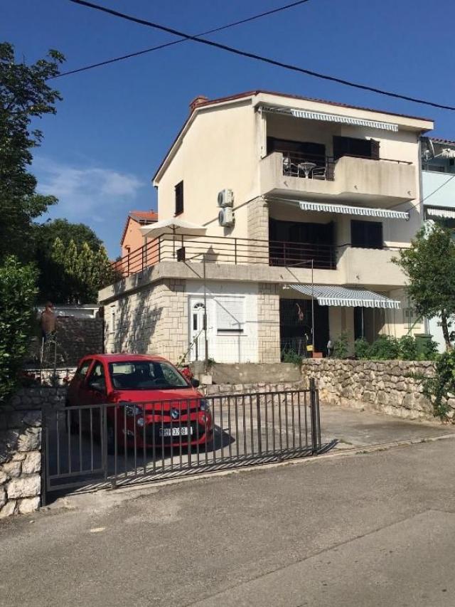 CRIKVENICA, JADRANOVO - lijepa kuća s pet apartmana