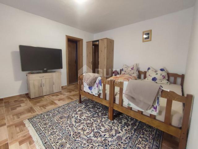 ISTRIA, KAVRAN - Spacious house with 3 apartments and a garage in a quiet area