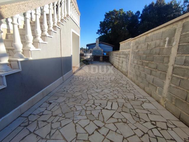 ISTRIA, KAVRAN - Spacious house with 3 apartments and a garage in a quiet area