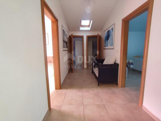 ISTRIA, KAVRAN - Spacious house with 3 apartments and a garage in a quiet area