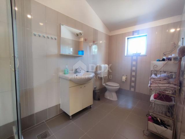 ISTRIA, KAVRAN - Spacious house with 3 apartments and a garage in a quiet area