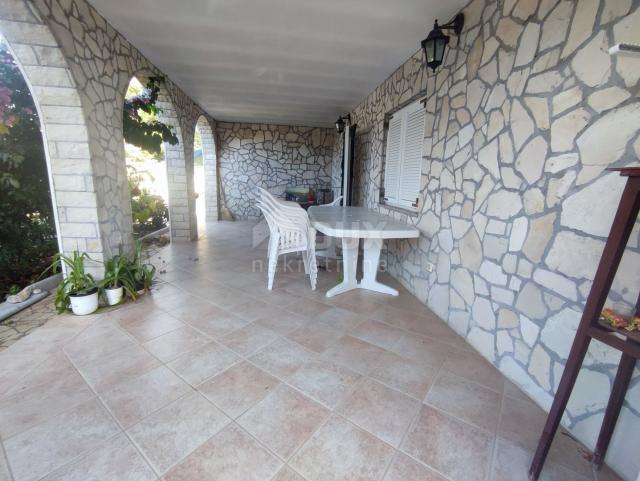 ISTRIA, KAVRAN - Spacious house with 3 apartments and a garage in a quiet area