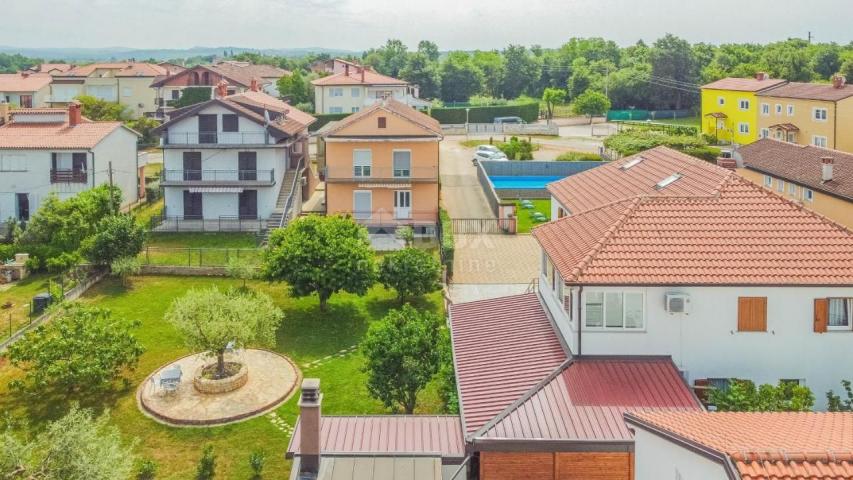 ISTRA, UMAG - Apartmanska kuća sa bazenom u blizini mora