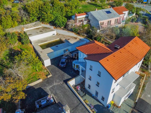 RIJEKA, HRELJIN – größere Wohnung in einem neuen Gebäude mit Swimmingpool, Parkplatz und Garten