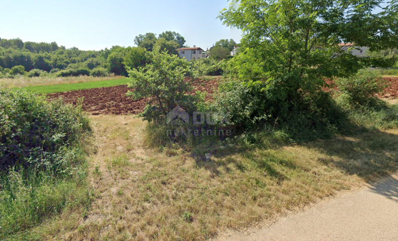 ISTRIA, SVETI LOVREČ - Land on the edge of the construction zone, surrounded on 3 sides by untouched