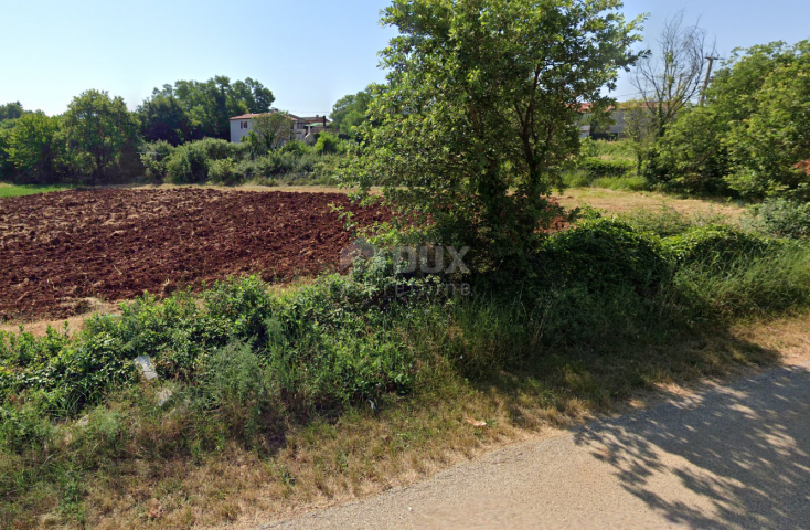 ISTRIA, SVETI LOVREČ - Land on the edge of the construction zone, surrounded on 3 sides by untouched