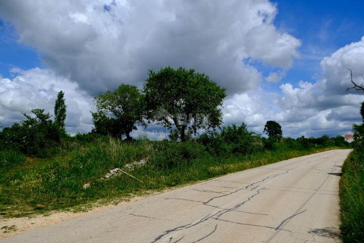 ZADAR, BENKOVAC - Građevinsko zemljište u prirodnom okruženju 