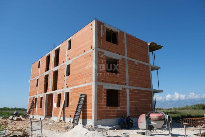 ZADAR, PRIVLAKA – Neubau! Attraktive Wohnung mit Meerblick in Strandnähe! SJ3