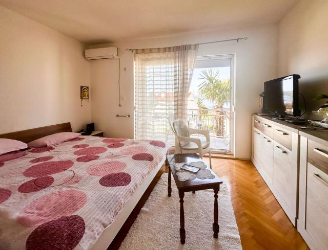 CRIKVENICA - Stan podijeljen u dva apartmana s prekrasnim pogledom na more. GARAŽA!