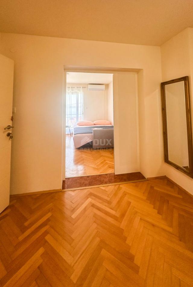 CRIKVENICA - Stan podijeljen u dva apartmana s prekrasnim pogledom na more. GARAŽA!