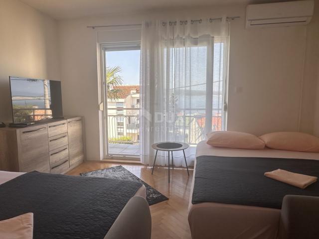 CRIKVENICA - Stan podijeljen u dva apartmana s prekrasnim pogledom na more. GARAŽA!