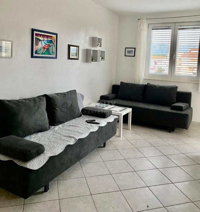 NOVALJA, PAG - Šarmantan apartman u centru, 300 m od mora