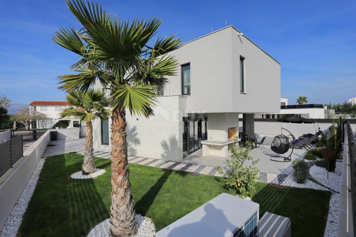 ZADAR, ZATON - Move-in and Superbly Furnished Villa with Heated Pool and Spacious Yard