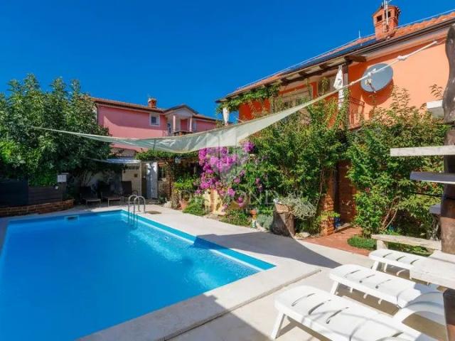 Umag, Umgebung! Schönes Apartmenthaus mit Pool in Meeresnähe!