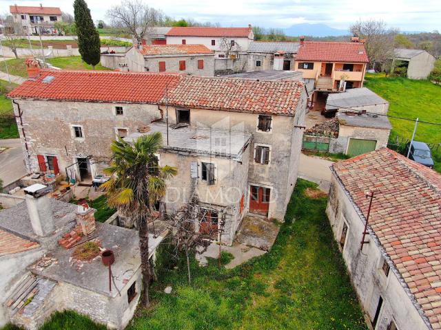 Žminj, stone house for renovation with a large garden