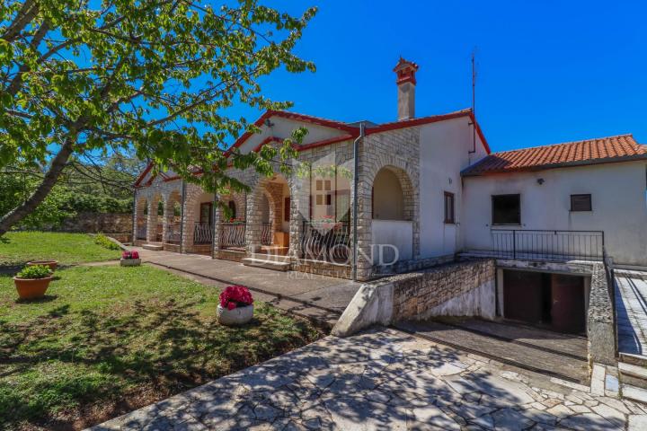 Rovinj, Umgebung, schönes Haus mit Garten in Meeresnähe