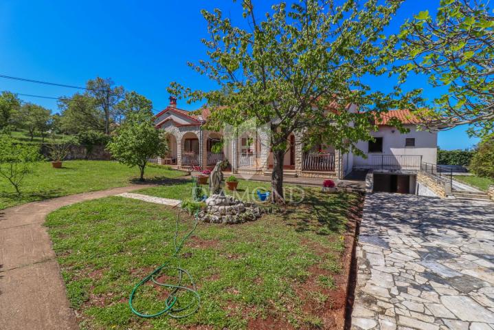 Rovinj, Umgebung, schönes Haus mit Garten in Meeresnähe