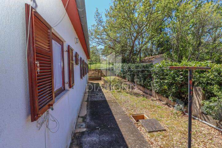 Rovinj, Umgebung, schönes Haus mit Garten in Meeresnähe