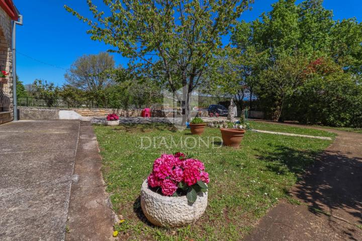 Rovinj, Umgebung, schönes Haus mit Garten in Meeresnähe