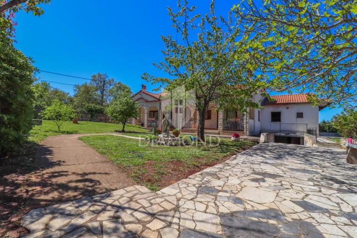 Rovinj, Umgebung, schönes Haus mit Garten in Meeresnähe