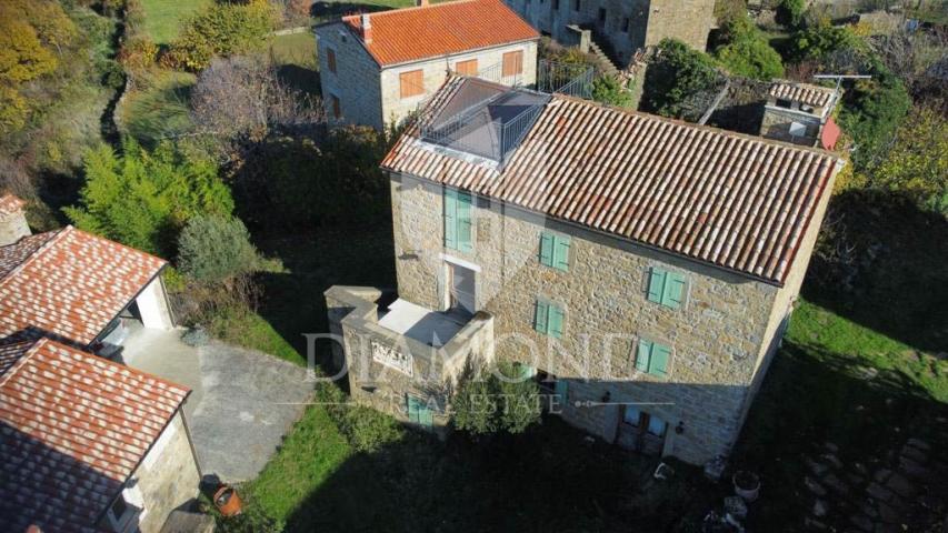 Momjan-Gebiet, autochthones Steinhaus mit schöner Aussicht