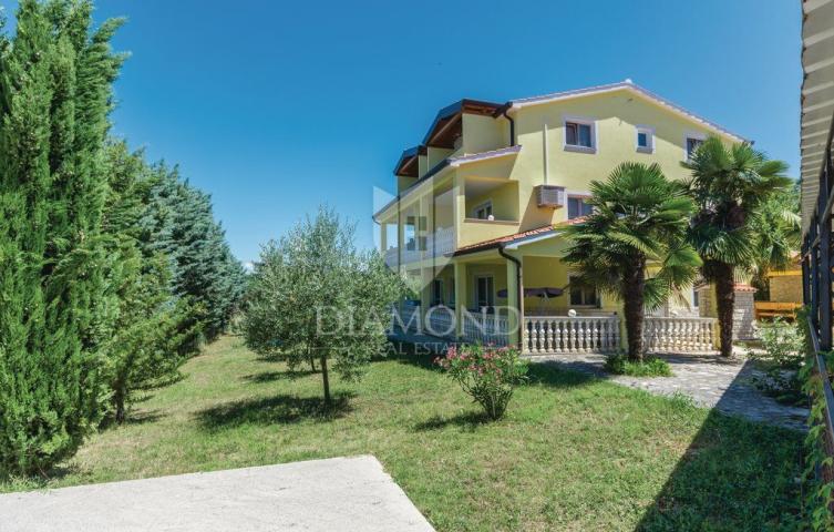 Poreč, Apartmenthaus mit Pool in attraktiver Lage!