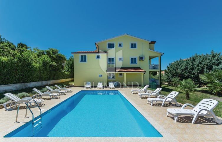 Poreč, Apartmenthaus mit Pool in attraktiver Lage!