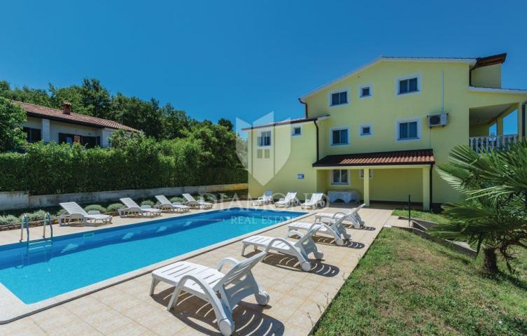 Poreč, Apartmenthaus mit Pool in attraktiver Lage!