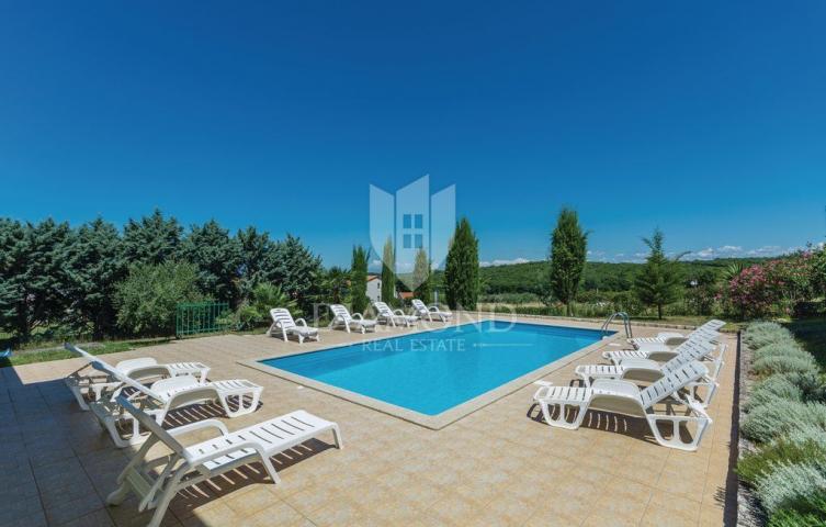 Poreč, Apartmenthaus mit Pool in attraktiver Lage!