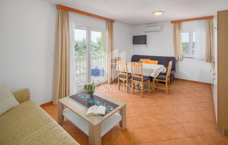 Poreč, Apartmenthaus mit Pool in attraktiver Lage!