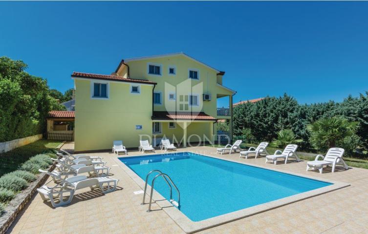 Poreč, Apartmenthaus mit Pool in attraktiver Lage!