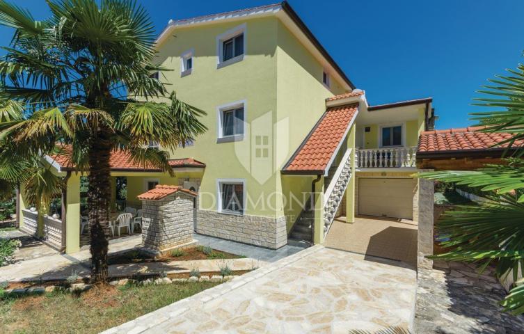 Poreč, Apartmenthaus mit Pool in attraktiver Lage!