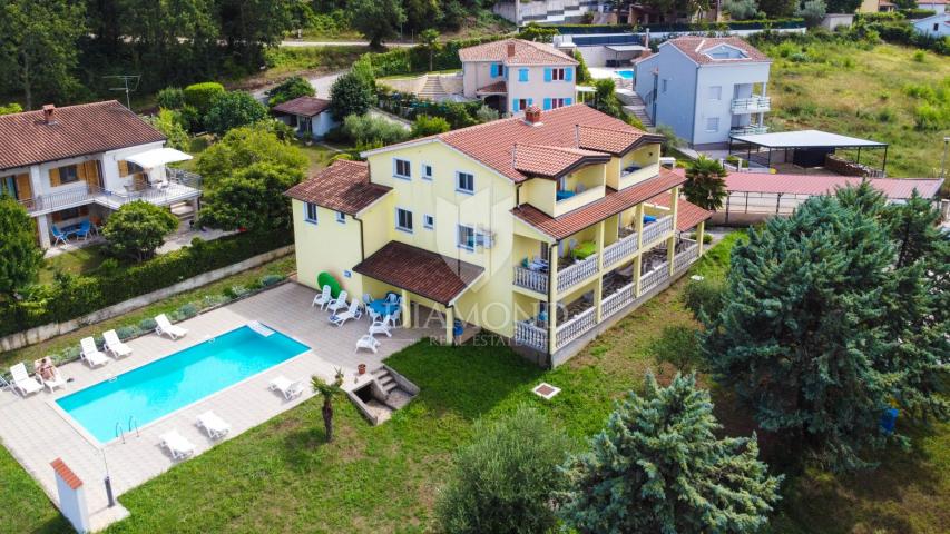 Poreč, Apartmenthaus mit Pool in attraktiver Lage!