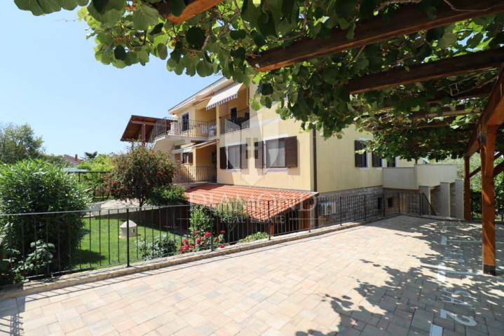 Pula-Bereich, Haus mit einem schönen Garten und Blick auf das Meer