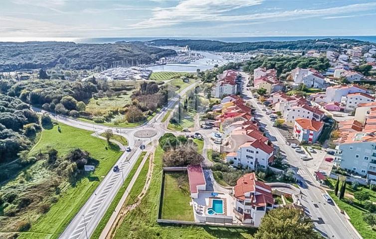 Pula, Velika kuća sa bazenom na traženoj lokaciji 