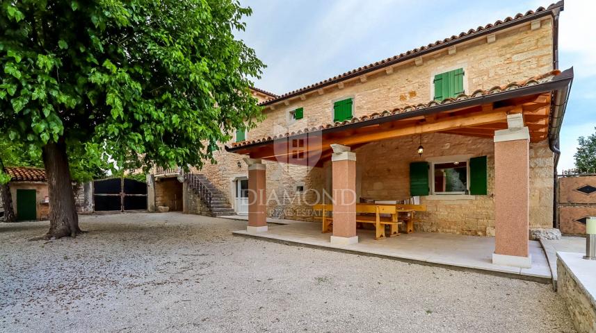 Žminj, stone house with a swimming pool and a spacious garden