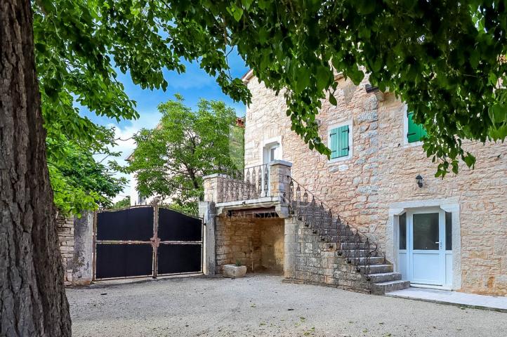 Žminj, stone house with a swimming pool and a spacious garden