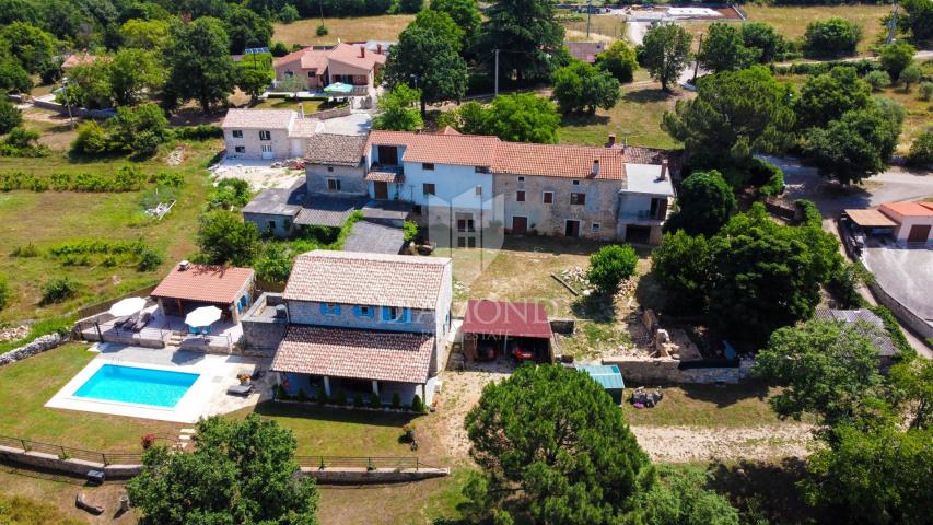 Poreč, okolica, autohtona istarska vila sa prostranim imanjem!