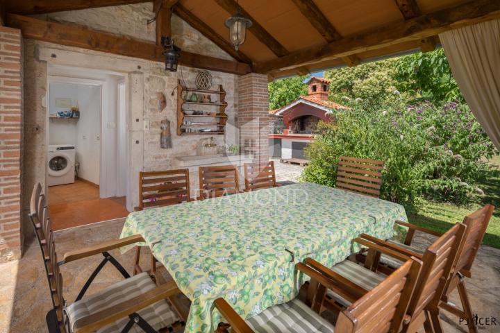 Poreč, Umgebung, autochthone Villa mit großem Garten!