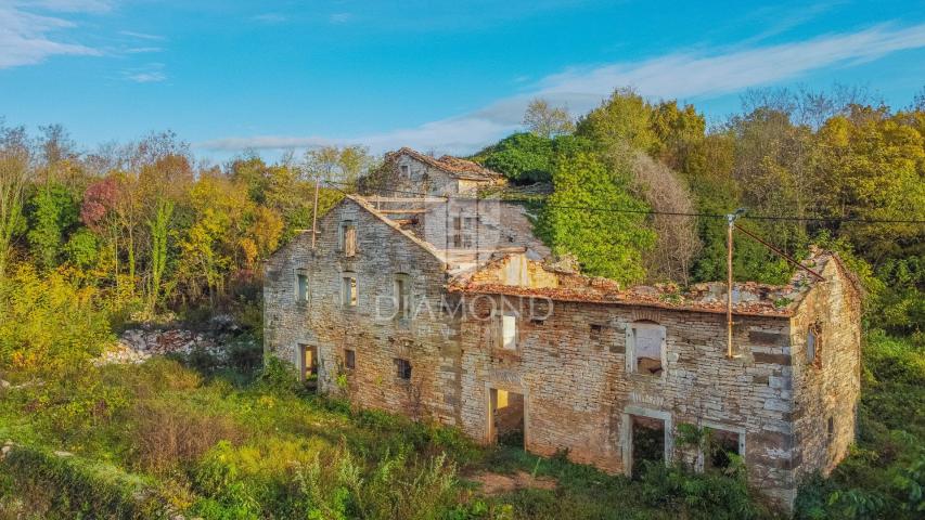 Oprtalj, okolica! Građevinsko zemljište sa ruševinama na mirnoj lokaciji!